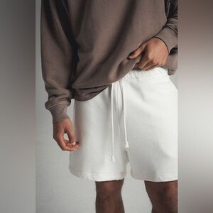 elwood core sweat shorts in vintage white
